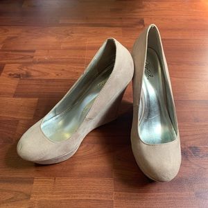 Size 8 women’s high tan wedges